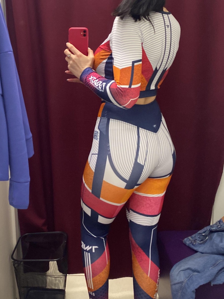 Очень классный комплект! Качество шикарное! Строчки ровные, не просвечивает, подчеркивает фигуру, скрывает недостатки! Заказывала несколько расцветок на выбор, остановилась на этой, размер в размер не маломерит не большемерит!