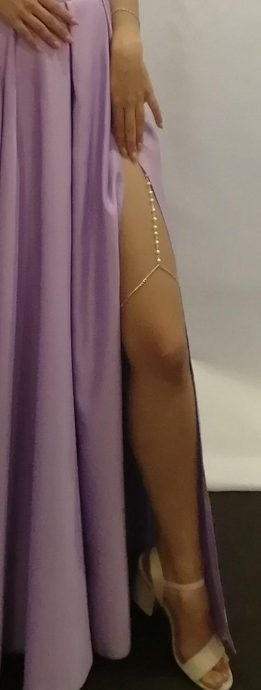 Резиночку и длину цепочки пришлось укоротить (но это не сложно). Без дефектов. Очень красиво смотрится на ноге
Под платье с вырезом идеально