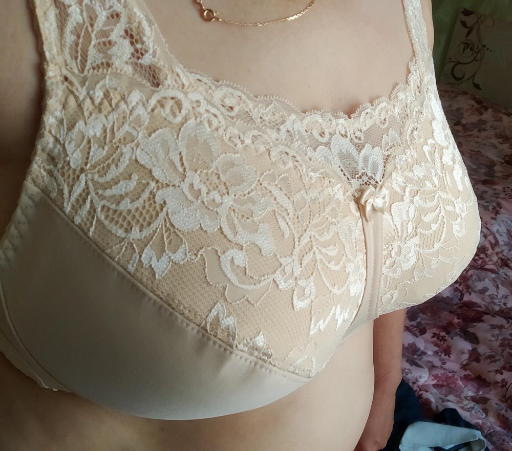 Захотела такой бюстгальтер ради вставки кружевной, чтоб большую грудь прикрывать. Качество отличное, размер F подошёл, обхват 75 взяла, потому что не было 80 F , но ничего страшного- в магазинах продаются удлинители для бюстгальтеров. Он без косточек, на первый взгляд  тяжёлую грудь держит, дальше посмотрим.