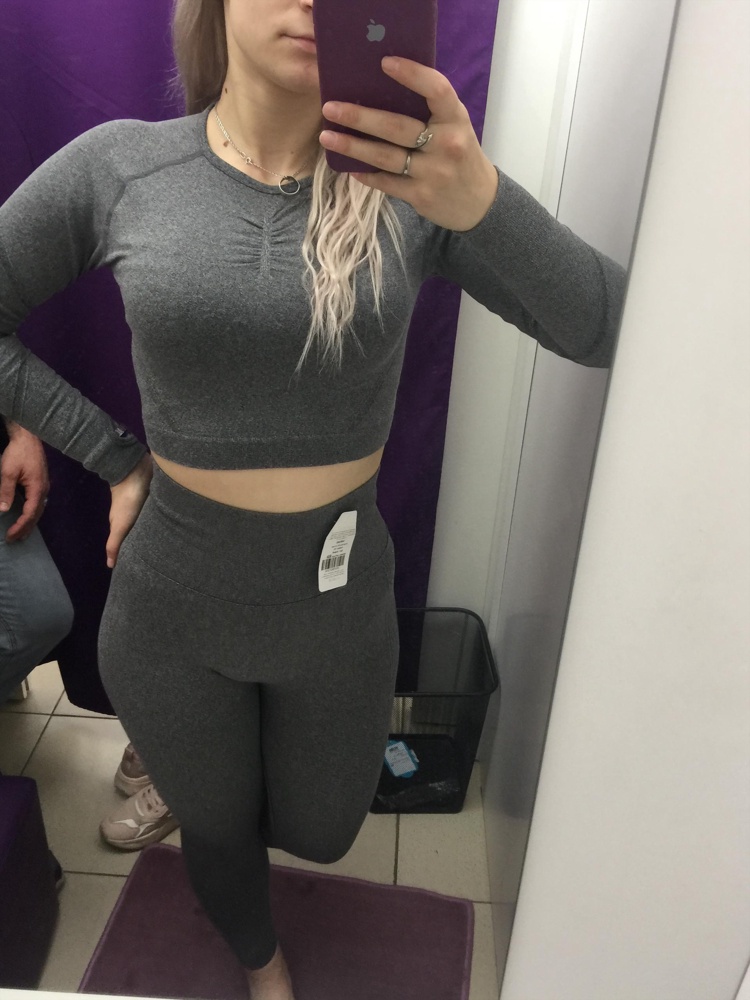 Костюм очень крутой! Хорошо подчеркивает фигуру, отлично тянется, не просвечивает! На широкие бедра, около 100 см обхват и на талию  65, размер М сел отлично. Цвет конечно ожидала темно серый, по факту он светло серый.