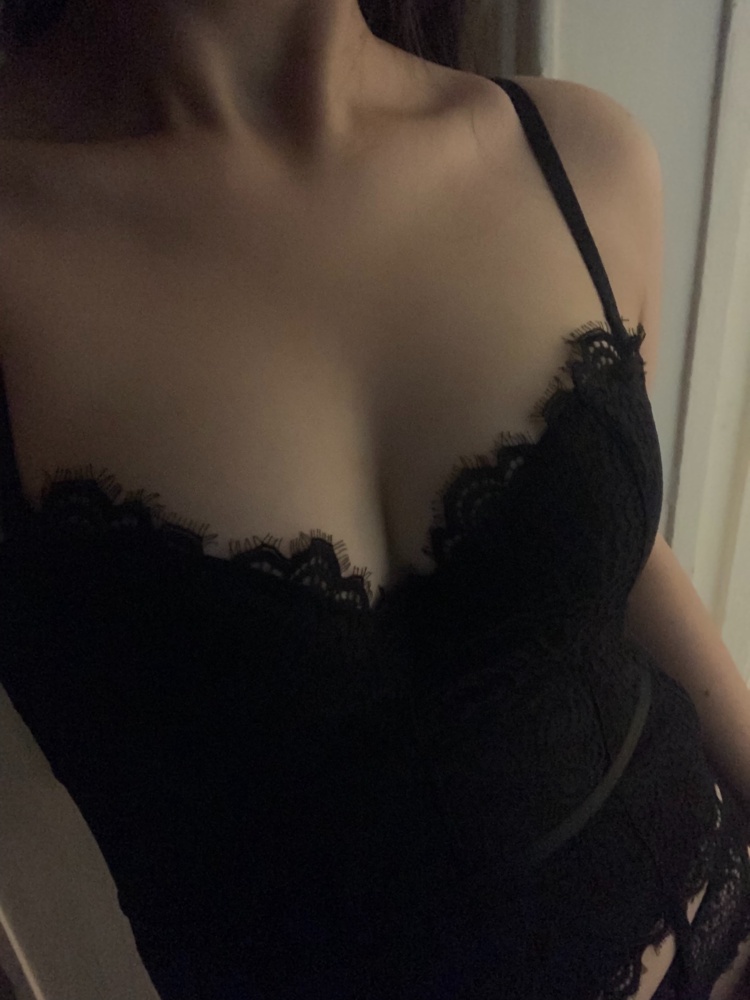 Учитывайте, что карсет с пуш-ап, немного короткий, практически до пупка, сзади неудобно застёгивать самой, но я умудрилась залезть в уже застёгнутый карсет, все лямки и ремешки регулируются, снимаются, нижнее бельё немного для взрослой женщины, карсет мягкий, в целом всё отлично😊 