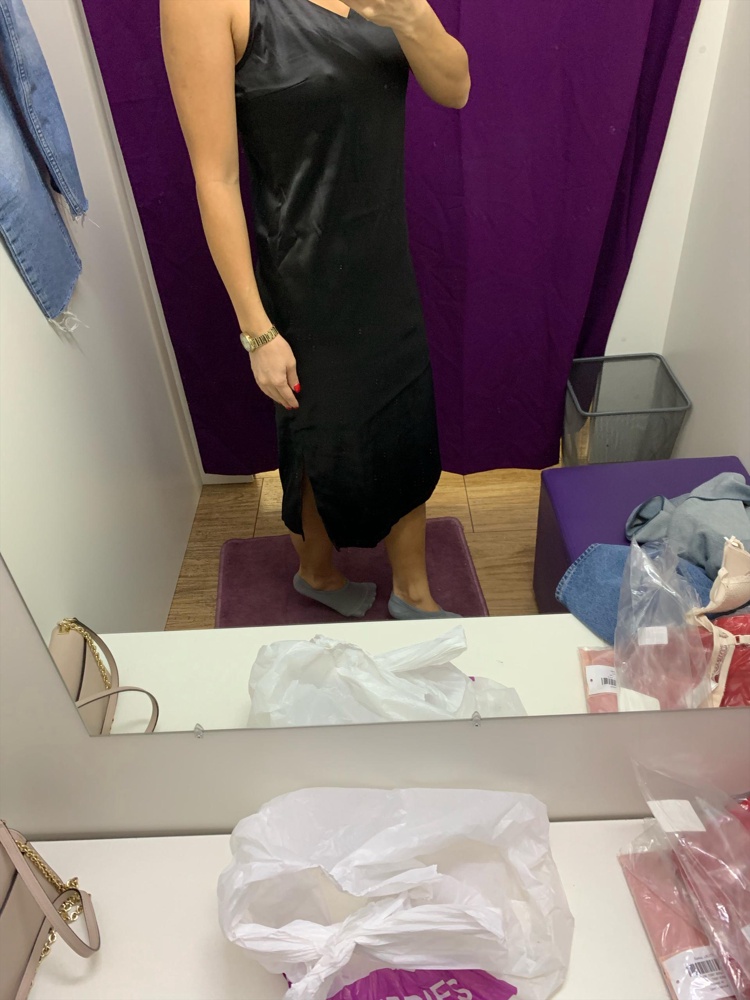 Прочитала тут что большемерит. Заказала 42 чёрное и 44 красное. Оказалось размер в размер. От красного отказалась. Классное платье, не в обтяжку. Ткань плотная, приятная. Лямки регулируются. Не просвечивает белье, можно и без бюстгальтера и на футболку. Разрезы по бокам не высокие. Все как надо!