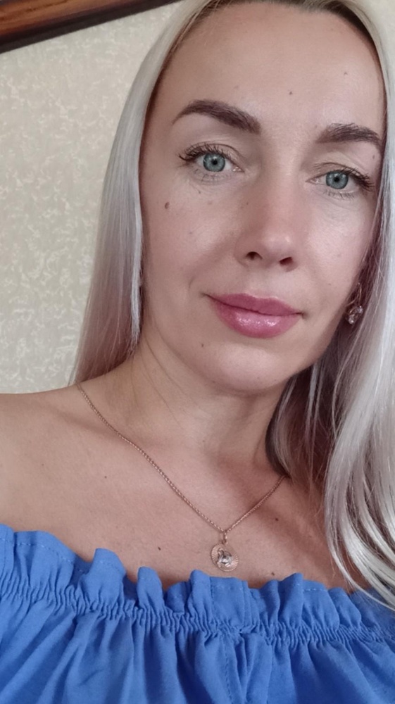 Топ потрясающий! Яркий насыщенный цвет) Как на фото. Мягкая, приятная телу ткань. Сама модель - воплощение женственности) Просто мечта для лета)