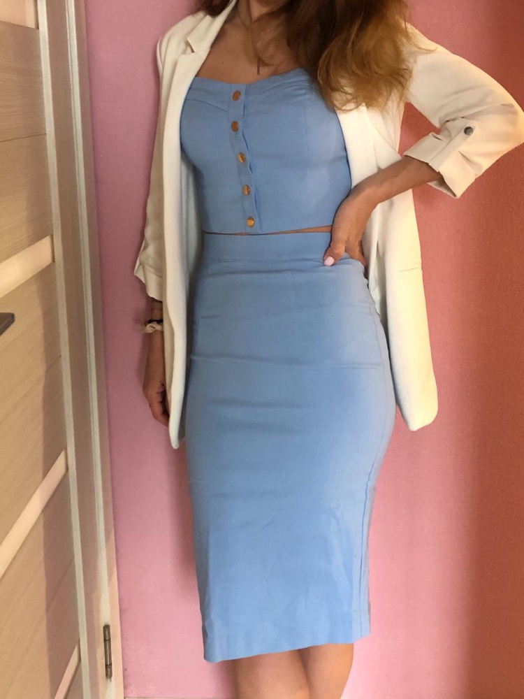 Костюм очень достойный. Ткань супер, мягкая и приятная, цвет как на фото. Качество швов и застежек восхищает, все равно и аккуратно. Цене соответсвует на все сто.