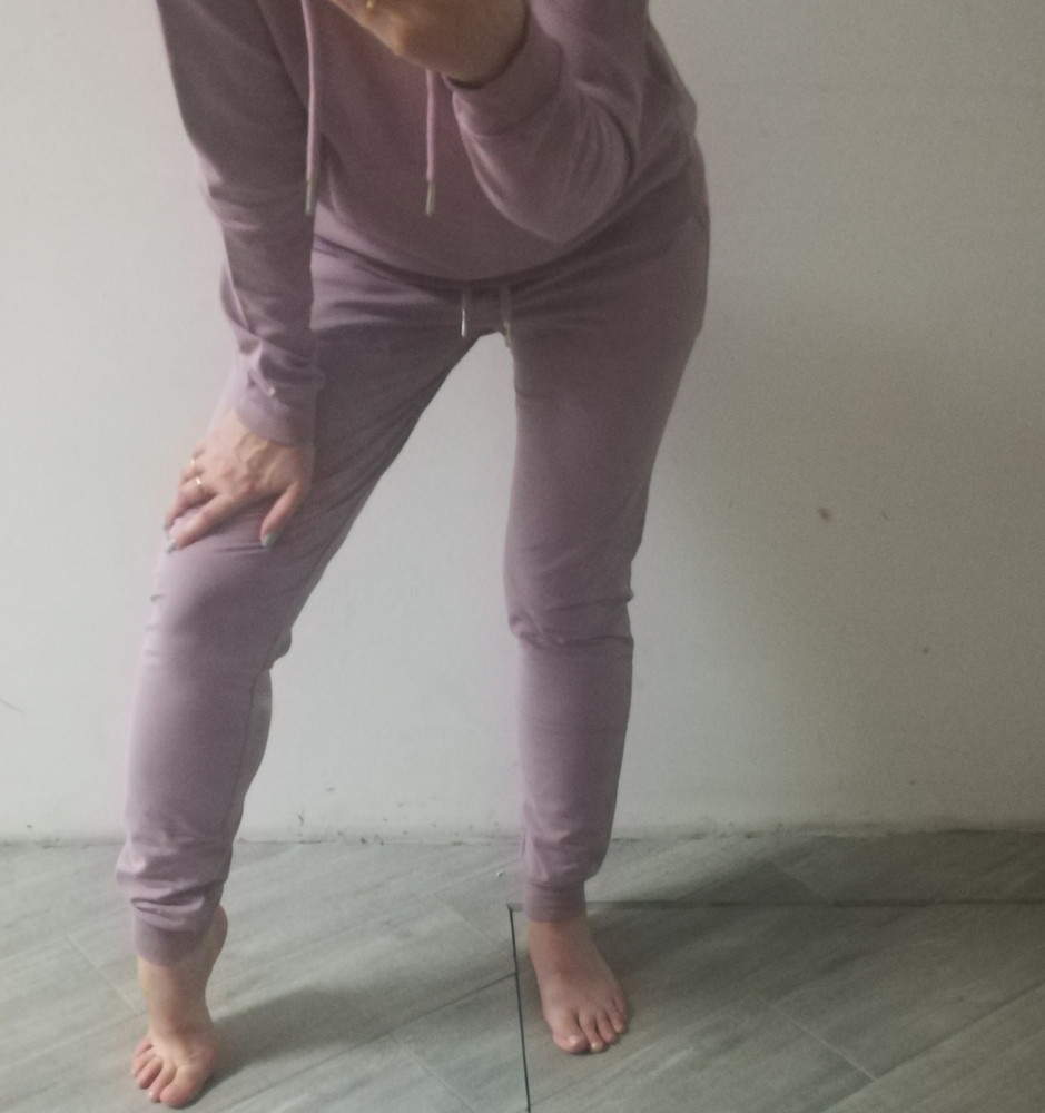 Нормальный костюм. Успела купить за 900р. На параметры 89-70-92 свободно. Ткань приятная. Посадка у штанов низкая. Единственное, в розовом цвете штаны по длинне нормально, а в синем цвете штаны очень длинные. Хотя размер один и тот же. Рост 170