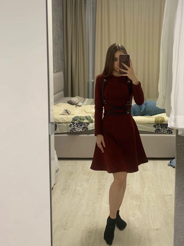 Очень миленькая вещица, необычный аксессуар в гардеробе :) по качеству все отлично, запах был, но пропал. Мне не хватило дырочки на ремне, получается, что на талию 60см он великоват, но дырочку легко сделать. И ремешок очень длинный получается. В целом, довольна. 