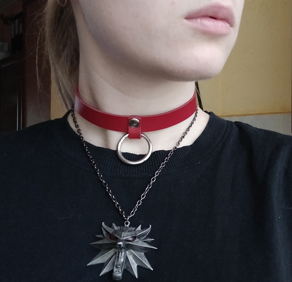 Чокер нравится, цвет немного светлее, чем на фото.  Нету шлёвки, но кончик ремешка не мешается. Сидит хорошо.