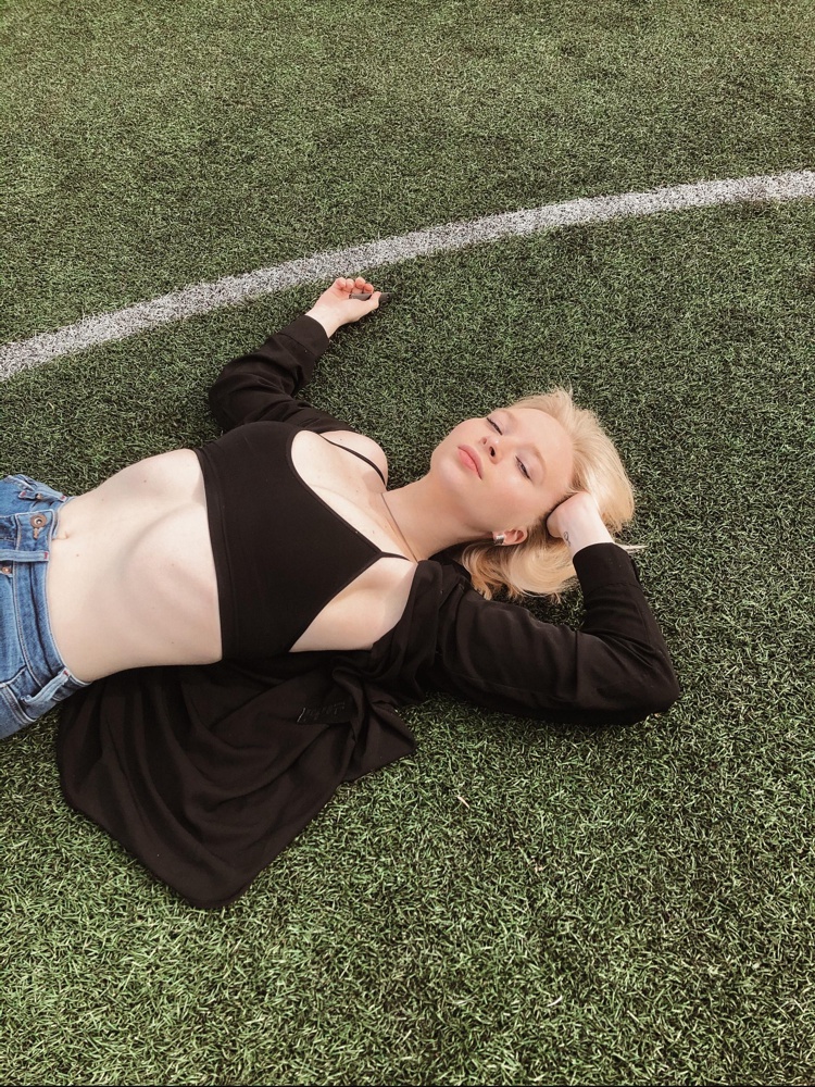 На мой +- второй размер, S подошёл идеально. Ношу как топ, нареканий нет