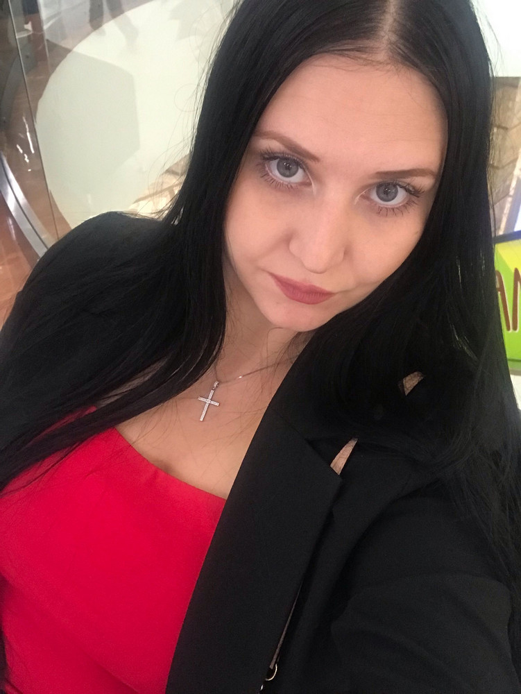 Яркий насыщенный красный, как и хотела! Очень понравилась 😻 