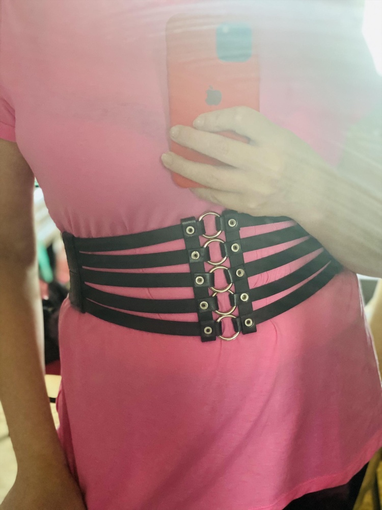 Красивый ремень , на талию 82 свободный , можно на рубашку , свитер или пальто !или так носить !