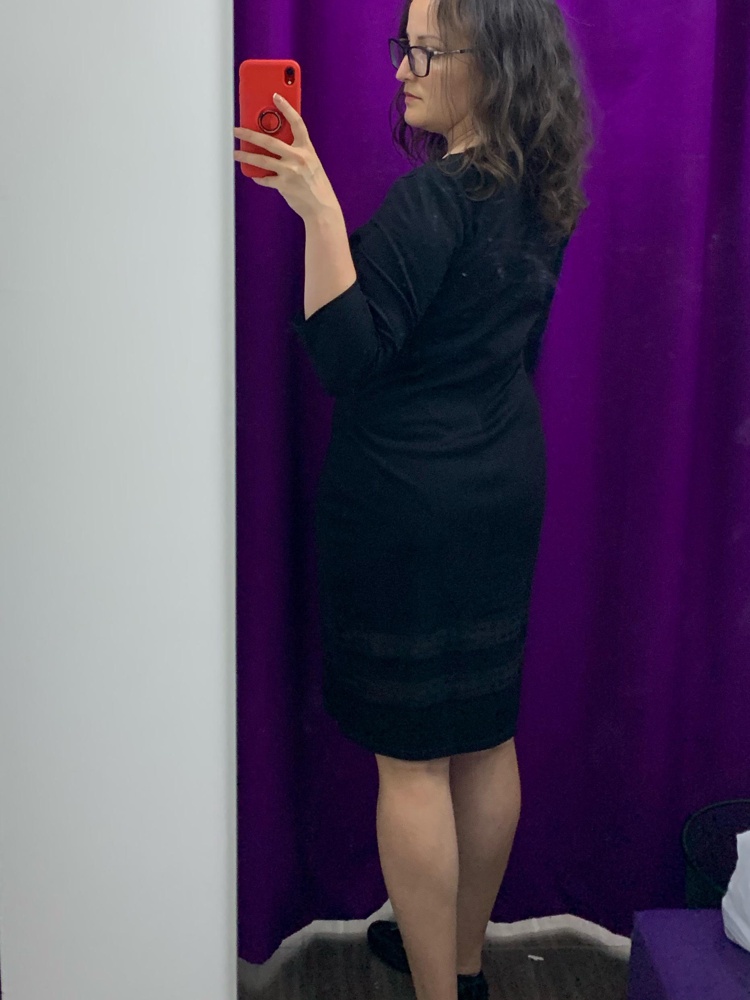 Тонкая ткань, платье для офиса самое то, на мне сидит не очень, была бы до 46 размера взяла бы, очень элегантное. У каждой девушки должно быть чёрное платьице.