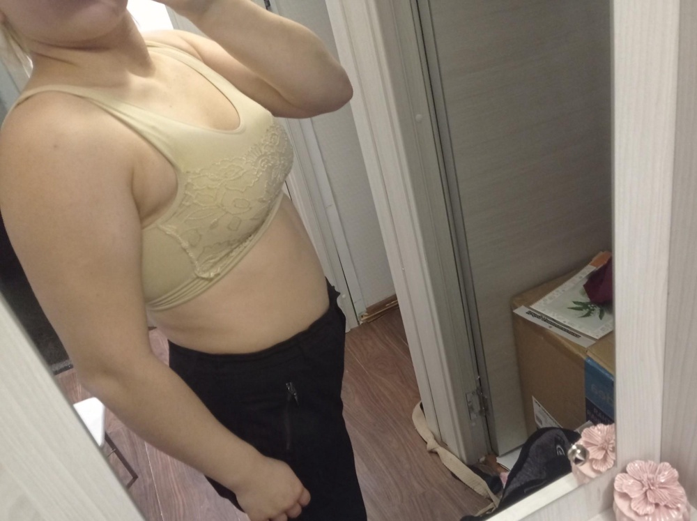 Очень удобно,уже через несколько минут забываешь, что он на тебе, грудь держит здорово, сначала показалось, что жал, но потом все прошло, буду использовать даже для спорта. Но смотреться не очень эстетично, без меж грудного шва, кому это важно не берите)