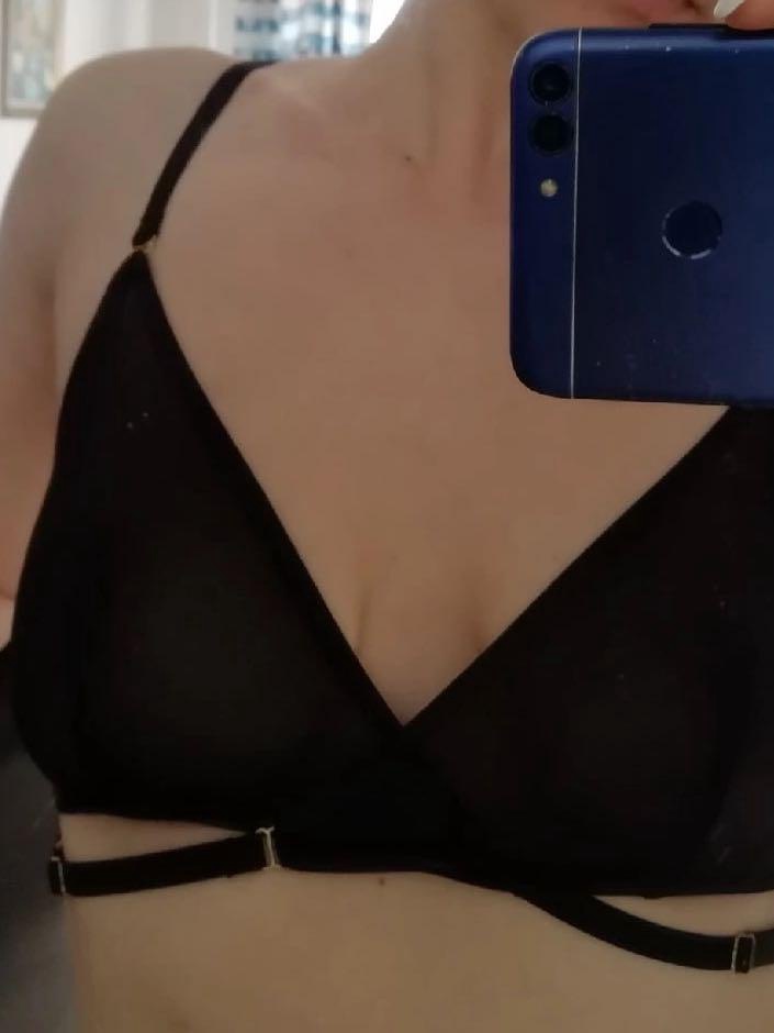 Очень сомневалась, что будет держать грудь, но держит прекрасно! очень комфортный бралетт! выглядит свежо и сексуально. пошив качественный, швы крепкие, стрепы хорошо ложатся, не вытягиваются. рекомендую!