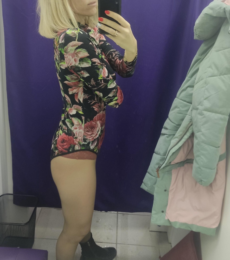 Цвет тусклее, чем на фото, швы по бокам внизу конечно не разумно выделяются под брюками, толстые