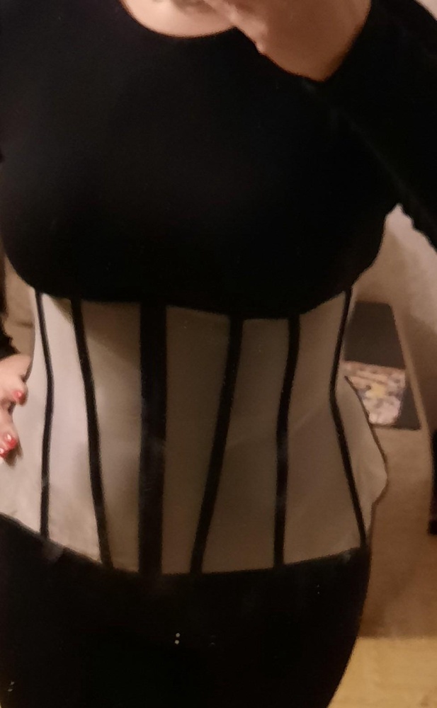 Отличный корсет на 48-50 взяла 48 размер. Длинная лента,  надо приноровиться его завязывать, но эффект того стоит))рекомендую.