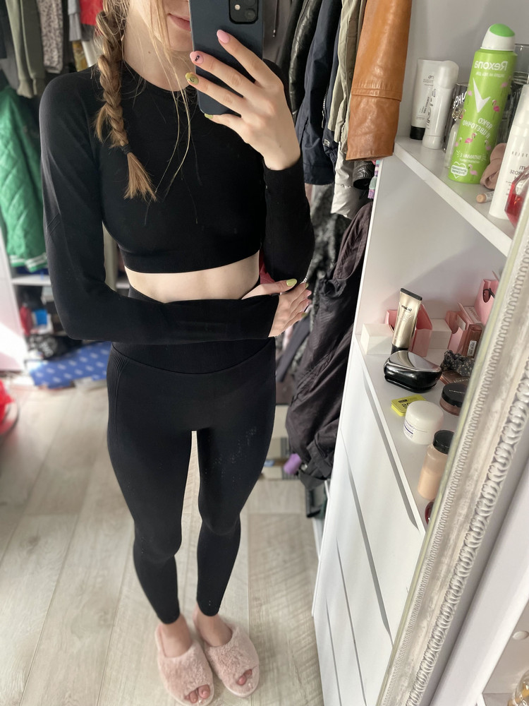 Всё прекрасно! Быстрая доставка, подарки)) костюмчик отлично сел, размер s🥰качество хорошее, ткань плотная. Для тренировок кайф)) 