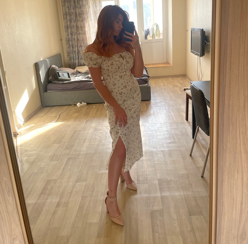 У меня всегда было сложно с каблуками, почти все туфли натирали. Эти оказались просто находкой. Брала для особых случаев, но они оказались такими удобными, что надеваю их даже просто на прогулку. Размер в размер, цвет красивый, идёт ко всему