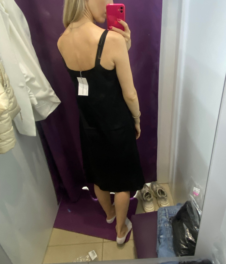 Смотрится как ночнушка, по крайней мере на мне)) Вытачки вообще где-то снизу(( В целом платье хорошего качества, приятное к тело! Идёт в размер. Но мне не подошло!