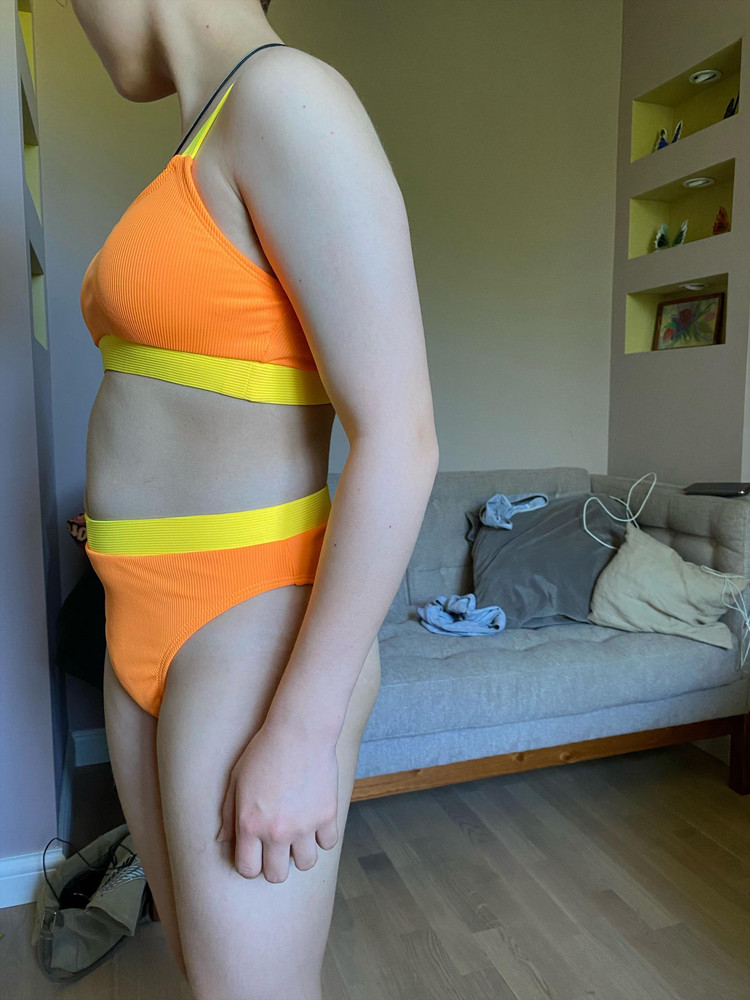 Красивый, яркий купальник. Качество отличное, цвет соответствует, размер тоже. Дочке понравился. 