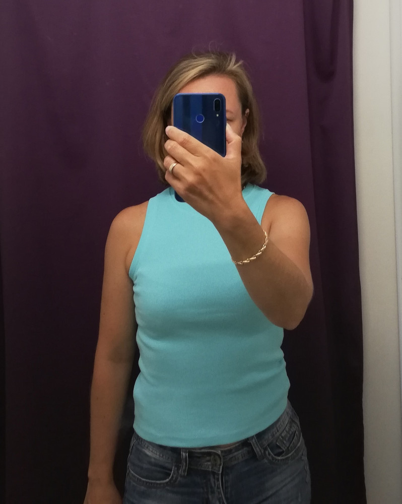 Майка понравилась, сшита аккуратно, цвет немного отличается от фото, я бы назвала его тиффани)