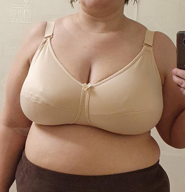 Очень комфортный,  мягко обнимает прямо. Грудь большую конечно не собирает, но я брала для дома, на отдых от косточек.  На ог125, пояс 90 взяла 90g. Соски правда заметны,  ведь поролона нет, но мне все равно понравился. Спасибо! Ждём ещё пополнение ассортимента.