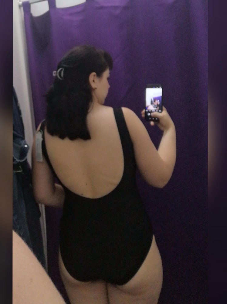 Модель красивая, интересная, большую грудь держит хорошо (у меня чашка D или E  в зависимости от модели). Визуально скрывает живот, спинка хорошо смотрится, мне кажется даже немного вытягивает фигуру. Но не понравилось как сели лямки вверху они немного расходятся к краю плечей и как будто немного маловаты, при движении рук чуть сползали, из-за этого некомфорт+к этому не плотная поддержка с боку в груди (отметила на фото, не особо видно, но описала как смогла свои ощущения). Возможно при немного более глубоком вырезе в зоне декольте эти недостатки бы отпали, а ещё вариант просто не под меня модель. Мои параметры при росте 160см 108/83/106