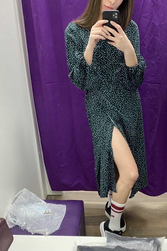 Платье хорошее, идёт в размер. Но очень статичное, надеюсь после стирки этот минус пропадёт!) 