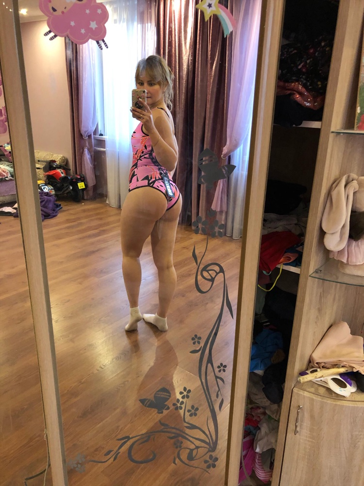 Так долго ждала его в нужной расцветке и он появился! И не зря столько ждала, он очень крутой! Ткань приятная, плотная. Не как у дешёвых купальников. Все недостатки утягивает! Я в восторге! Сел идеально! Рекомендую! 