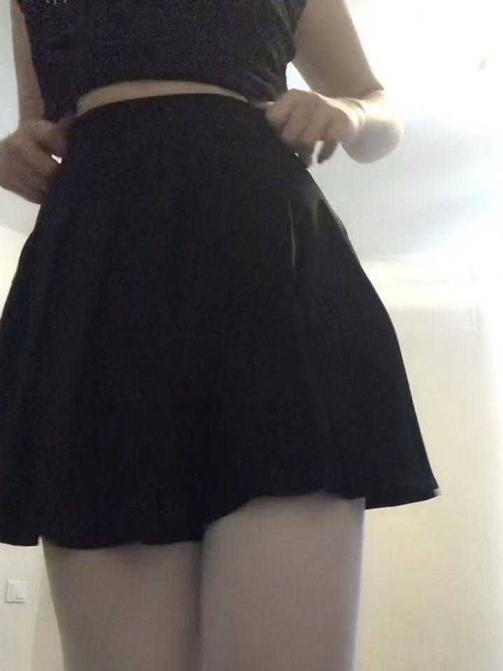 юбка мне очень понравилась !!пришла без браков и свою цену полностью оправдала.у меня широкие бёдра и имеется небольшой животик ,думала что 44 будет маленький ,но подошёл просто идеально .на рост 178 выглядит не коротко .я очень рада этой покупкой .покупала очень много похожих юбок ,но все не подходили или приходили не такие как на фото ,но это прямо вау .девчули заказывайте не пожалеете не разу !!