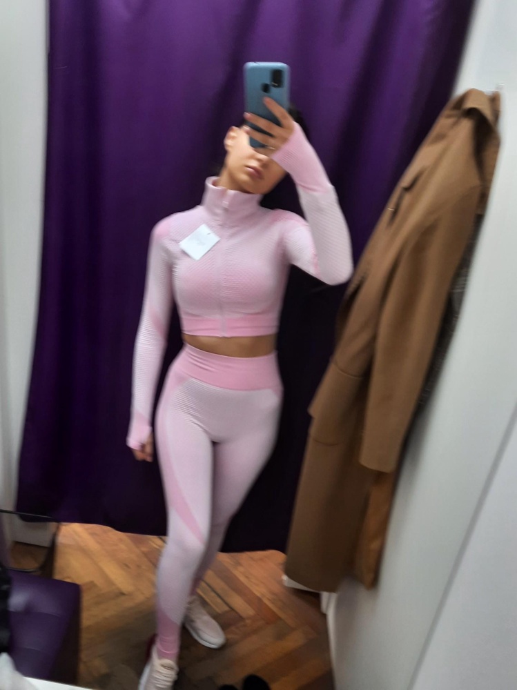 Обалденный ! 
Заказала s и не влезла ,поэтому М пришёл в самый раз! М на 42-44