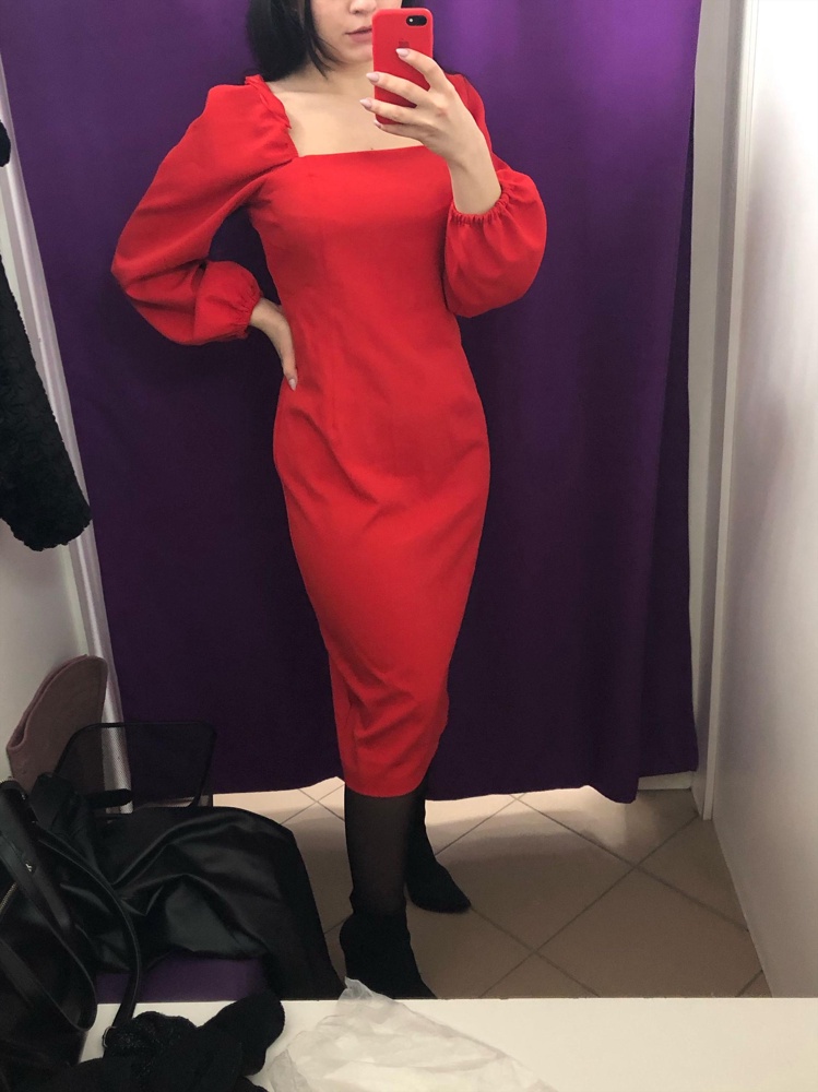 Заказала размер М и не угадала. Просто утонула. Буду однозначно перезаказывать на размер меньше. Мои параметры: рост 165, объём груди 93, талия 70, бёдра 97. На третьем фото держу платье сзади рукой 