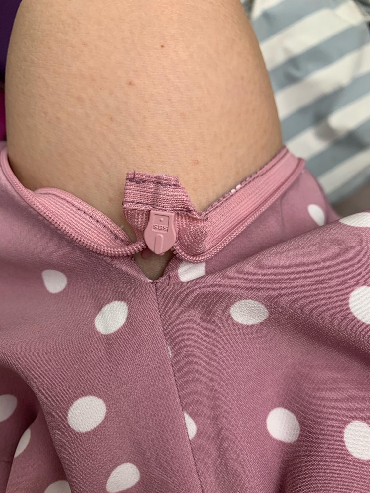 Очень красивое платье . Село по фигуре, но отказ, потому что шов на замке был разорван((( 