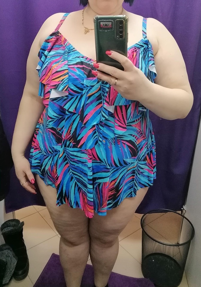 Мне очень понравился данный танкини, и расцветка яркая и молодёжная, сел хорошо на 60р, трусы только не утягивают а просто свободно сидят, но зато они высокие, взяла, не стала перезаказывать)