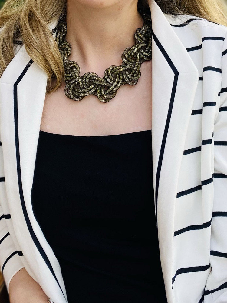 качеством ткани и пошива я осталась довольна. Ручную стирку майка выдержала отлично, вода была немного окрашена, но изделия сохранило первозданную форму. Садится достаточно плотно по фигуре, несмотря на отсутствие выдающихся форм. Подходит как базовая вещь под пиджак, так и в качестве самостоятельного элемента гардероба. Спасибо производителю за качественный товар.