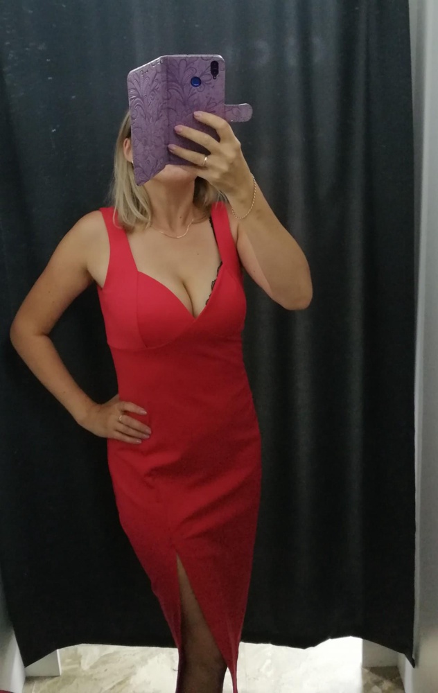 Платье очень крутое. Прямо по фигуре. Брала 42 и 44. Ношу S(88:73:94). Оставила размер 44. 42 сильно обтянул.