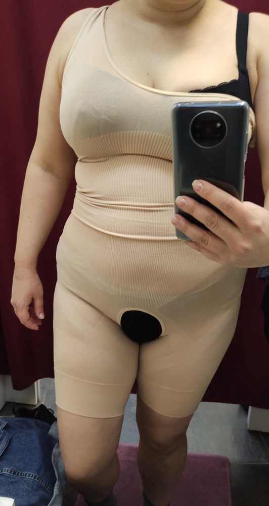 На очень большой рост. На 160 складки на пузе и натянулось на грудь, хотя на фото под грудью кончается. Утяжки ноль, но надевать трудно. Фигня