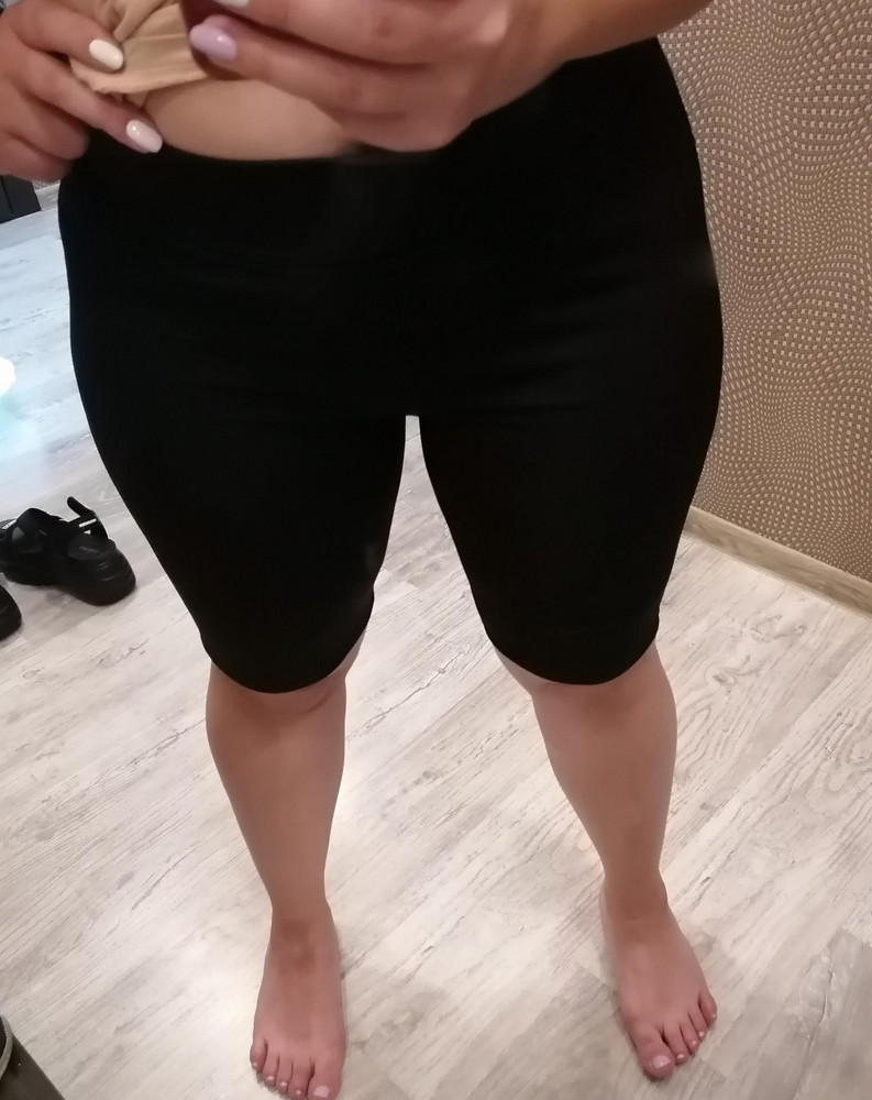 Классные велосипедки. Широкая резинка сверху, не сворачивается. Комфортно и удобно в них. Немного свободные, смело можно на 2 размера меньше брать.