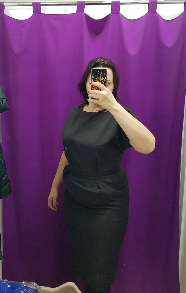 Платье хорошее. Фасон отличный. По размеру не подошло,не угадала. Ношу 46-48. Взяла 48. На размер больше надо те50. Живот помешал)))