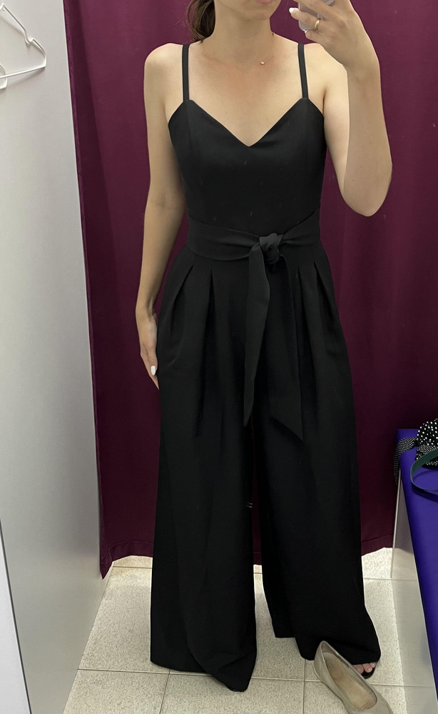 Комбинезон из плотной, надежной ткани. Корсетный верх сплющивает и без того маленькую грудь - можно надеть бюстгальтер. Очень приятная вещь. Идёт в размер. На фото размер 44. Мои параметры: 84-68-99