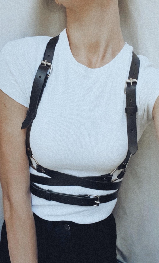 Красивая!Но сыпится капец как, вся футболка в черных катышках, сколько она будет сыпаться не представляю. Очень хотела её, поэтому за 900₽ выкупила.