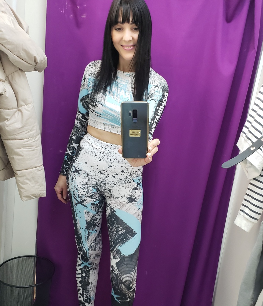 Замечательный рашгард соответствует размеру на мой 44-46  рост 173 М подошел ,в комплекте взяла тайтсы размер М сели по фигуре,в талии не давит и не болтается,высокая посадка,резинка широкая  очегь удобно! Швы ровные,все прошито,рисунок не бледнеет при надевании!