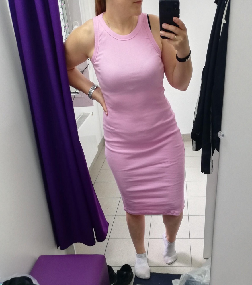 Очень не плохое платье, но.. Ткань снизу смотрится как-то ужасно. Надо брать на размер меньше. Тоненькое. .