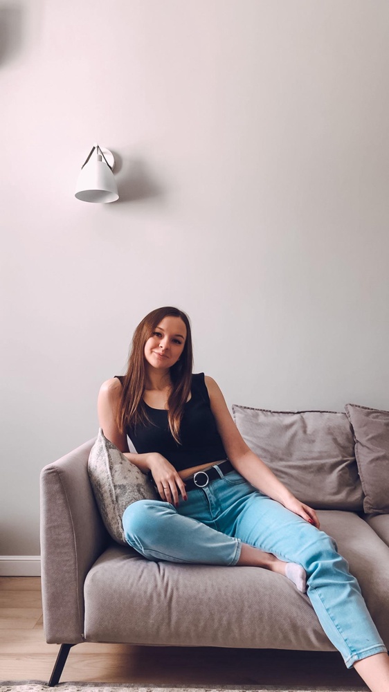 Очень классный ) правда по размерной сетки мне нужен был топ размера S, он подошёл но слишком тесно оказалось . М сел гораздо лучше ) хотя ОГ 82