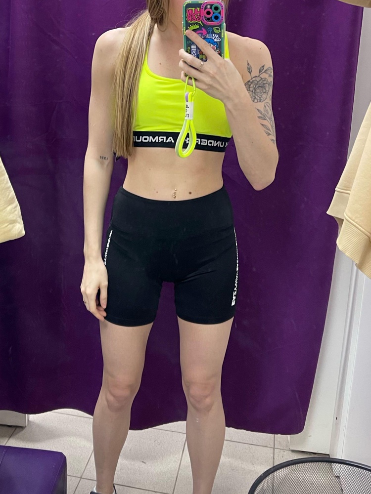 Неплохие, но посадку бы чуть-чуть повыше и уже было бы гораздо лучше, так как сзади прям ну не очень выглядят с такой посадкой, спереди ещё ничего. Материал тоже не очень понравился, показался каким-то очень дешевым, было не особо комфортно при примерке, в зале думаю сварилась бы в них с таким материалом. А внешне очень симпатичные