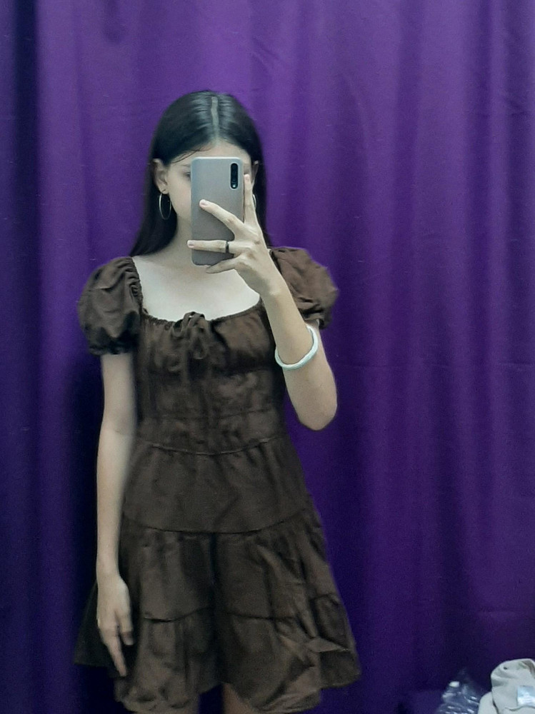 Ткань очень плотная, летом может быть жарко.Очень много ниток, а так нормально.