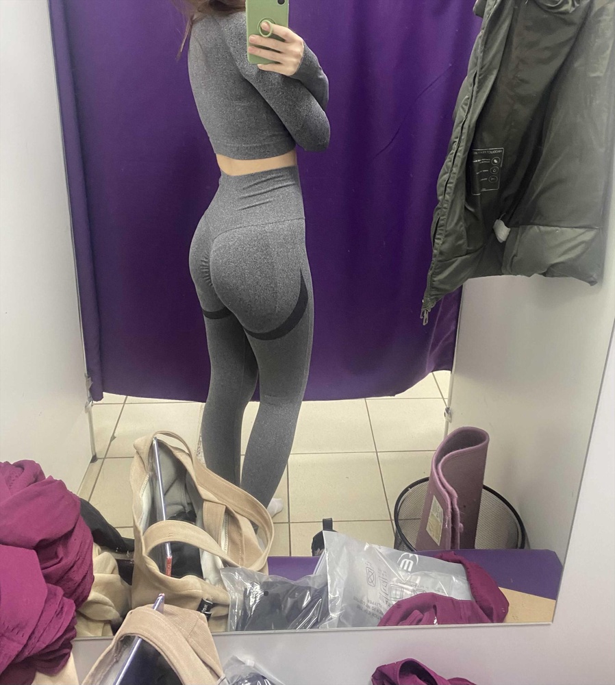 Отлично сели оба костюма , но выбрала чёрный 