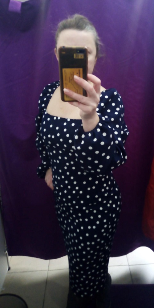 Платье в размер, соответствует описанию,. . В районе живота ткань пузырится. Цена завышена, на мой взгляд. 1500 - красная цена.