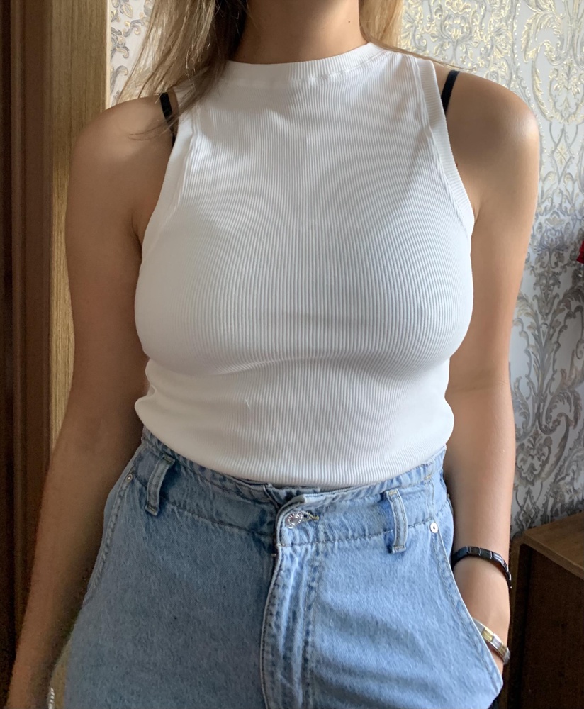 Очень хороший топ, не просвечивает, ткань приятная к телу 