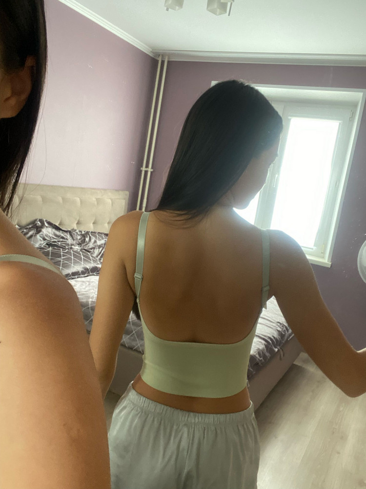 Ткань плотная. Чашки ровные, не просвечивает, ничего не давит. Красивая грудь без лифчика) с загаром смотрится вообще отпад!