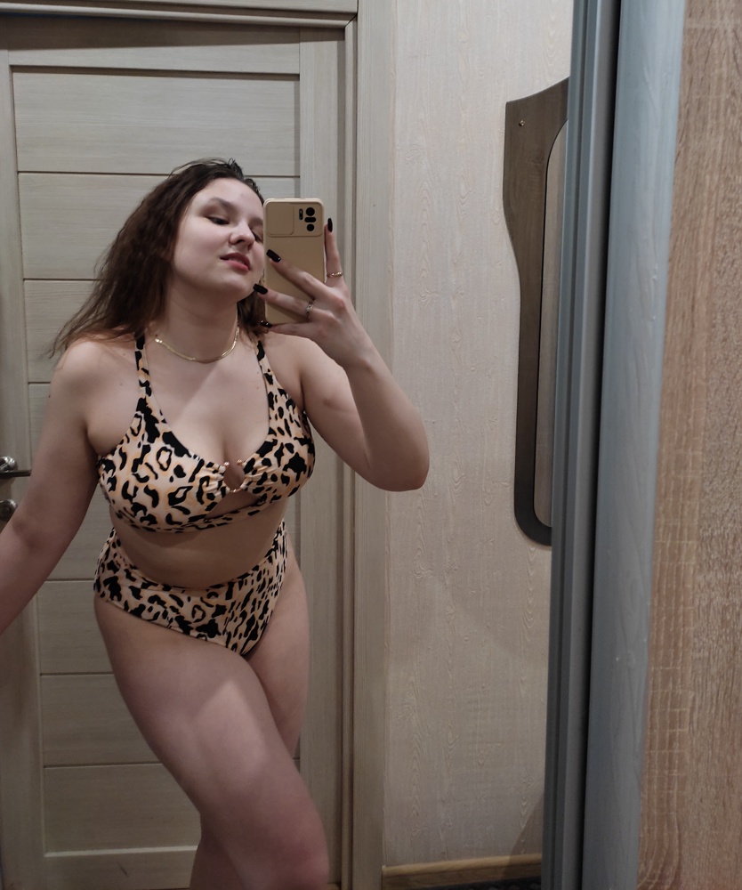 Он просто шикарен. Правда лямки часто отстёгиваются, за это -, специально подвигалась, протанцевала, я девушка активная 😂, но в целом, и качество хорошее и выглядит идеально 😍